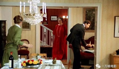 母女在客厅温馨对话场景