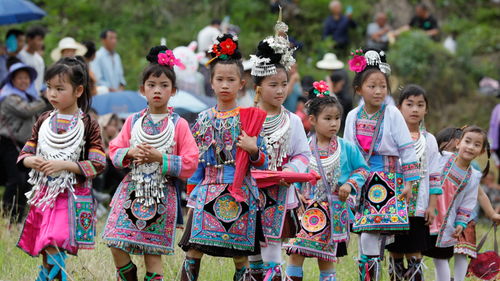 贵州侗族姑娘在T台展示民族服饰