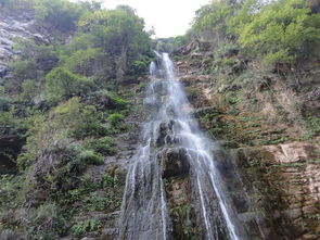 仙峰山苗族风情建筑与苍翠山林