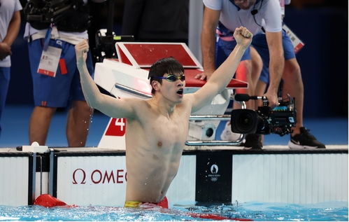 孙杨与潘展乐在赛场边交流