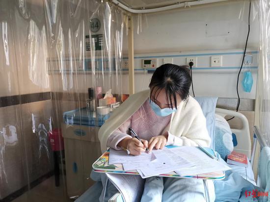 学生们围在病床前合影，阳光洒在他们脸上