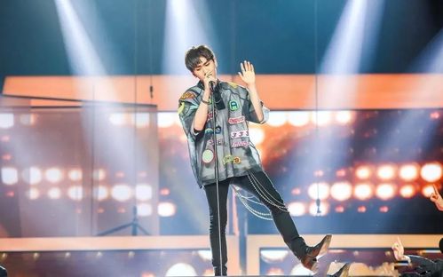 汪苏泷在舞台上激情演唱