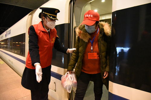 高铁站工作人员引导旅客