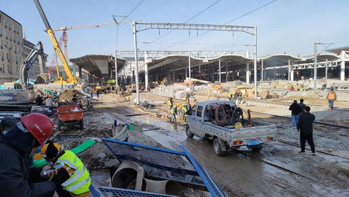 大型工地上的挖掘机和工程车辆正在作业