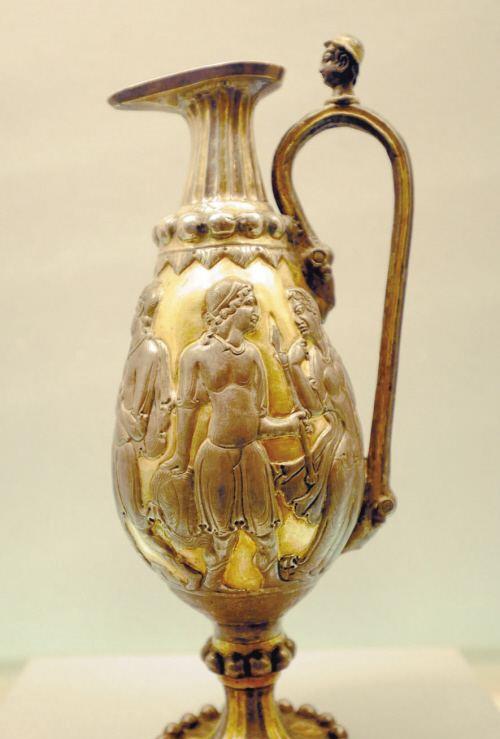 穿越时空的文明对话：从鎏金银壶看东西方交融