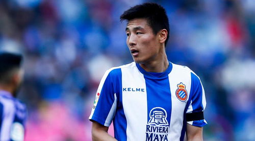 武磊与老蒯在场边交流