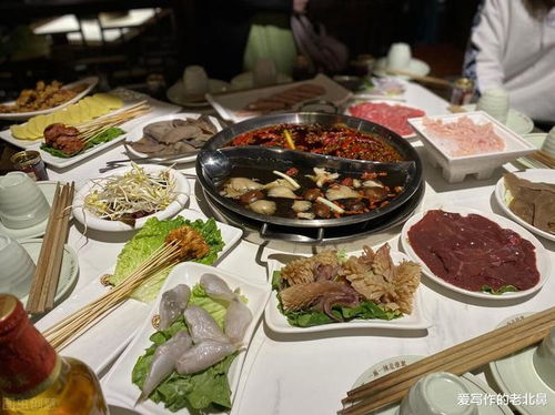 一群朋友在餐厅里开心地吃饭喝酒