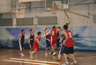 北汽球员在主场奋力拼抢