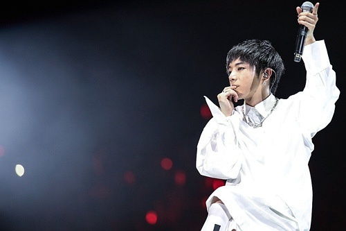 华晨宇接受采访谈论演唱会喝酒撸串经历