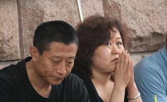 母亲焦急等待的照片