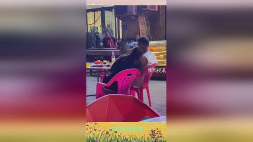 男生为女生轻轻拍掉椅子上的灰尘