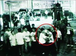 机场安保人员劝阻情绪激动的母亲