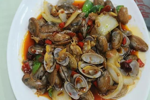 非洲巨螺在阳光下缓慢爬行