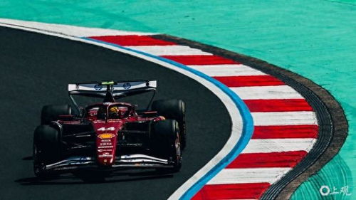 汉密尔顿驾驶赛车冲刺