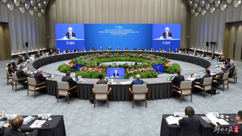 企业家在会议室讨论战略