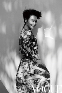 惠英红在片场认真工作的照片