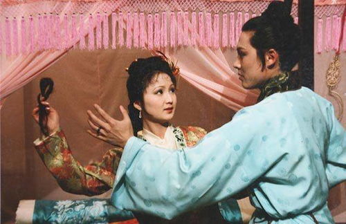 多姑娘无礼惹宝玉尴尬，晴雯为何沉默不语？我来为你解密《红楼梦》中那场微妙的宫斗