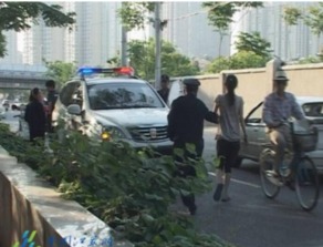 市民在河边围观讨论死鱼事件