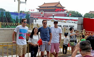 游客在中国港口合影留念