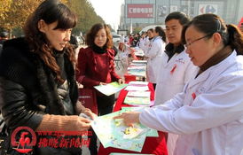 疾控工作人员向市民讲解防疫知识