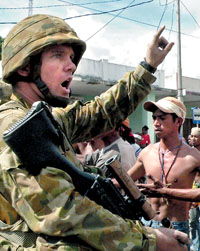 士兵使用石块攻击对手的瞬间