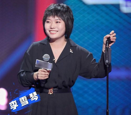 李雪琴与导演贾玲在片场合影