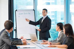 律师在办公室为客户讲解劳动法相关知识