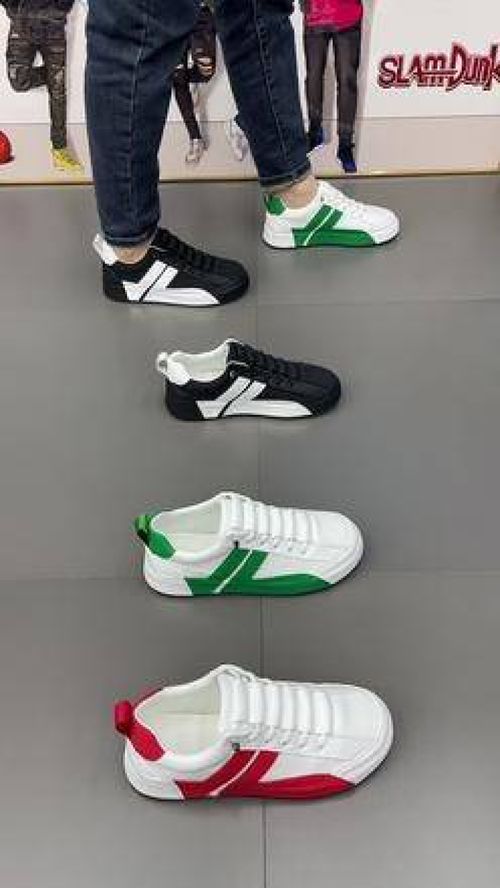 小男孩穿着蓝绿色鞋子的照片