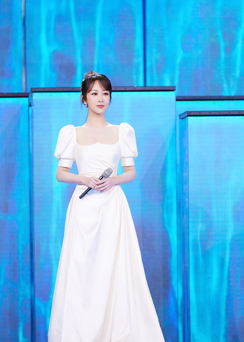 杨紫 × 时尚芭莎｜从镜头到封面，她如何一步步成为时尚焦点？