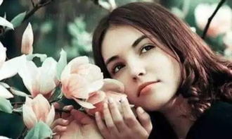 现代女性自信微笑面对镜头