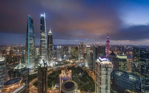 一个人站在高楼俯瞰城市夜景