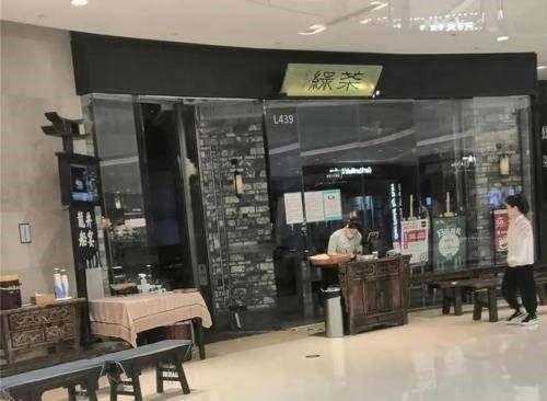 绿茶餐厅店内顾客稀少场景