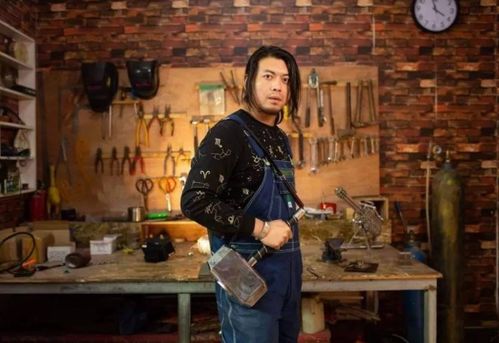 手工耿站在镜头前微笑展示作品