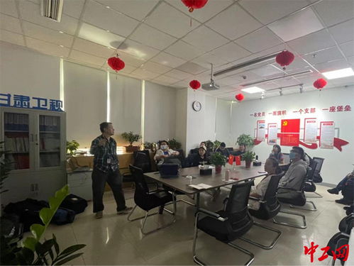 多个部门人员在会议室讨论工作