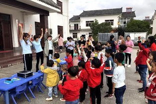 女子在志愿者陪伴下走出监狱大门