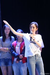 杨幂与粉丝互动现场照片