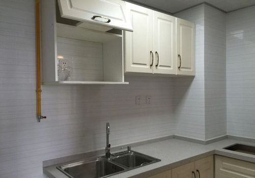 办公室角落放置的多个微波炉设备