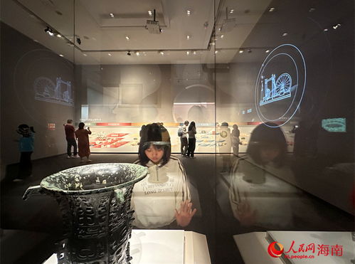博物馆内观众驻足欣赏文物场景