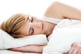 产后抑郁女性抱着宝宝发呆