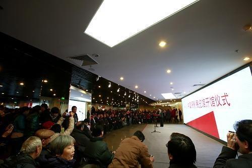 观众在展馆内拍照互动