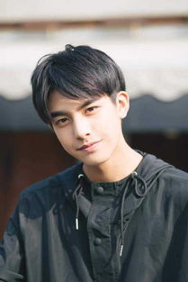 宋威龙寸头造型引爆微博热搜，网友：这才是浓颜天花板？