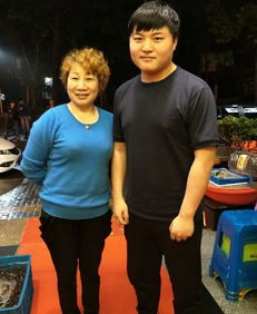 粉丝与电竞选手在餐厅中开心互动