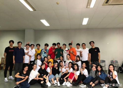 病床上的少年与同学们合影拍摄毕业照