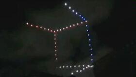 无人机编队飞行在夜空中