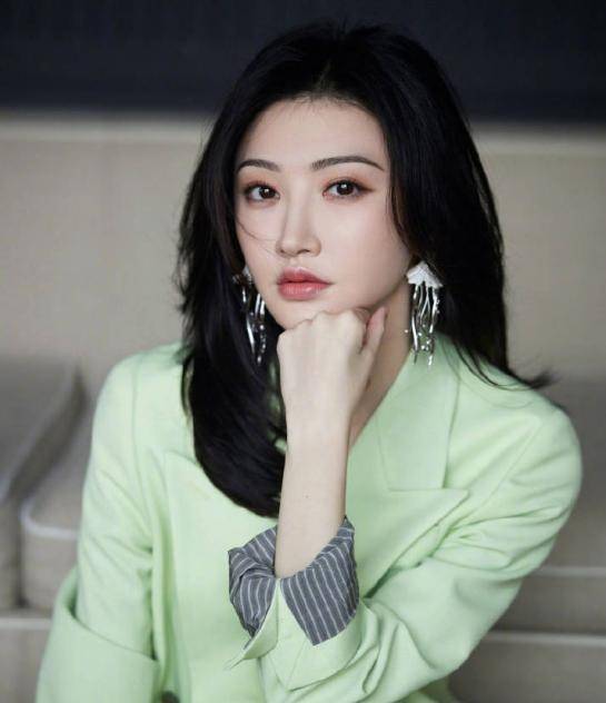 景甜在《司藤》中穿着不同款式旗袍的剧照