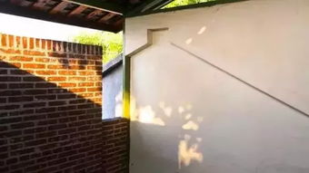 蓝屋内部破旧走廊