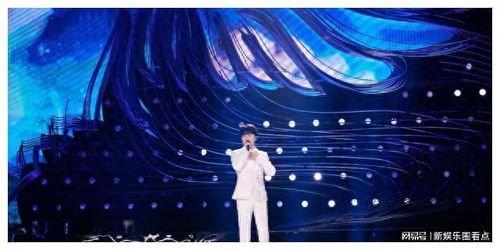 周深站在舞台中央深情演唱