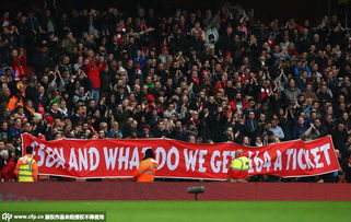 球迷在球场看台上举牌抗议不当言论