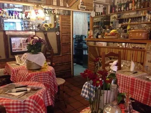 情侣在餐厅温馨互动瞬间