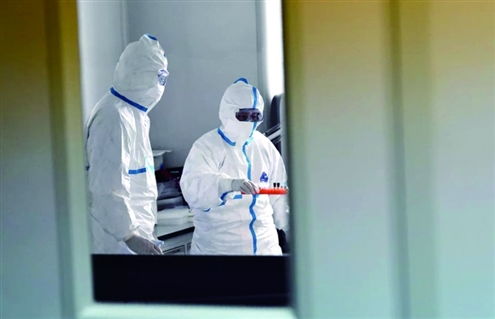 疾控人员正在进行病毒检测实验